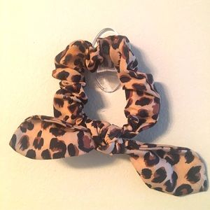 leopard print hair tye.